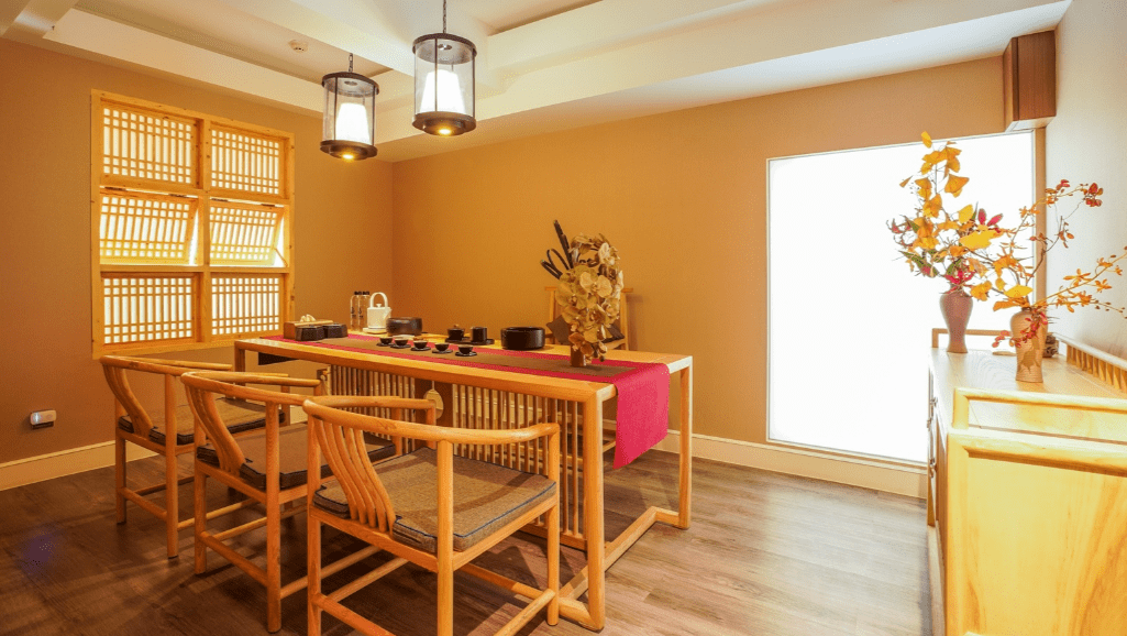 鬧市一隅新中式茶館 倉儲服務何以成年輕人新寵？